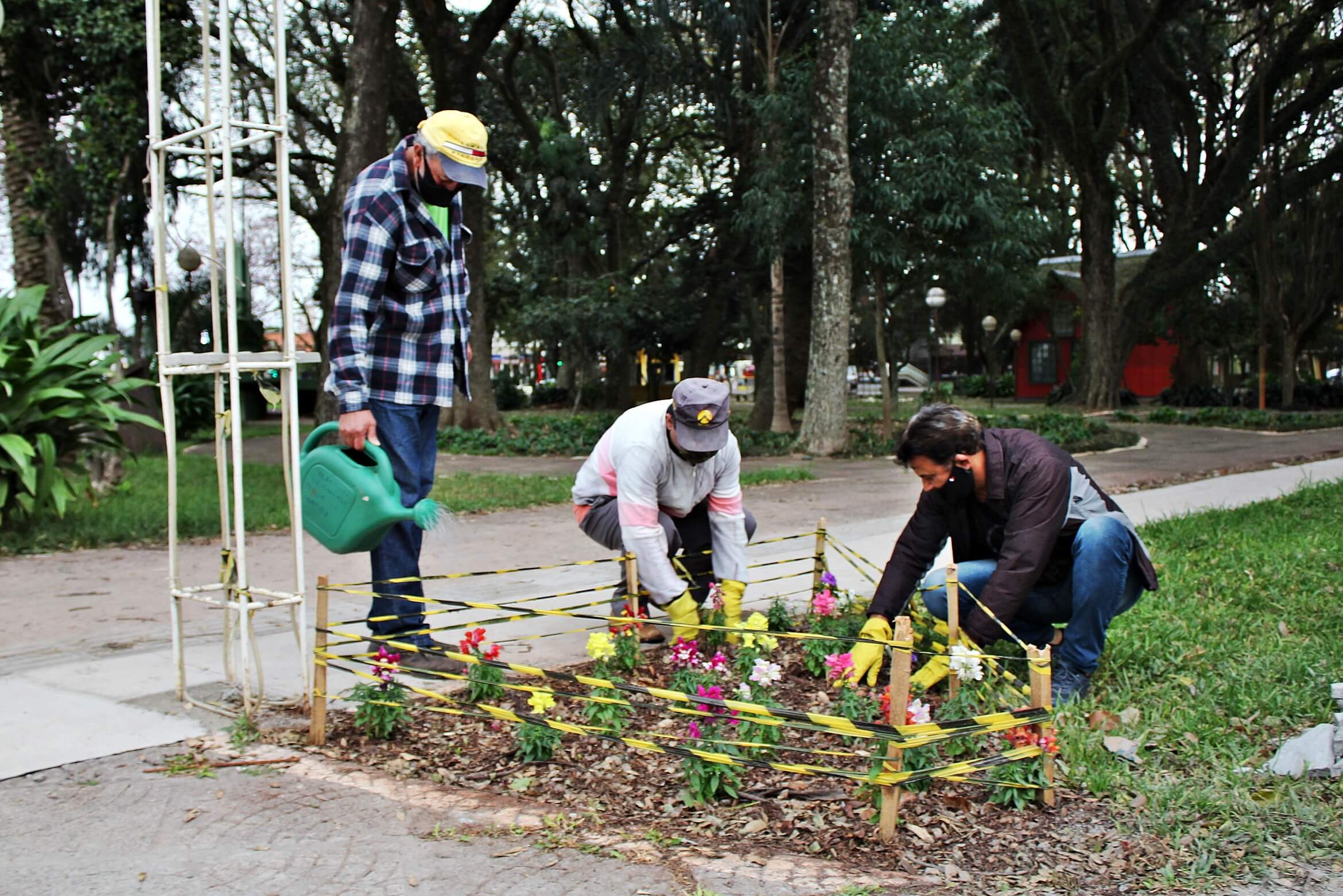 Setor de Limpeza segue com projeto de revitalização dos canteiros da Praça da Matriz